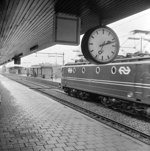 883139 Afbeelding van de stationsklok op het eerste perron van het N.S.-station Driebergen-Zeist te Driebergen-Rijsenburg.